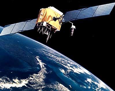 Egy GPS műhold a Föld körül (művészi elképzelés).