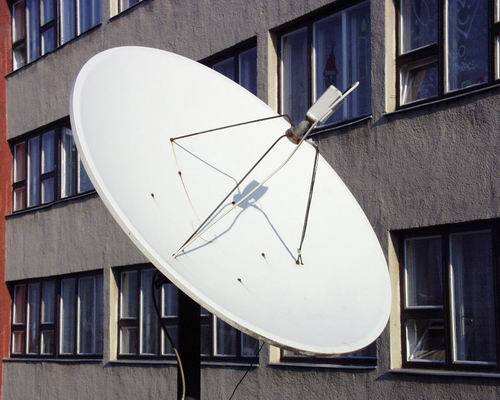 A műholdas TV-adásokat vevő parabola-antenna.