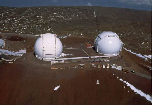 A két Keck-teleszkóp kupolája. A méreteket a kamionok jól érzékeltetik.