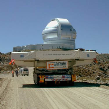A főtükör szállítása a déli Gemini-távcsőhöz (Chile).
