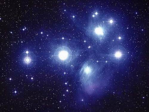 Egy tipikus nylthalmaz, a Fiastyk. Terletn az egytt szletett csillagok mg nem szrdtak szt az űrben.
